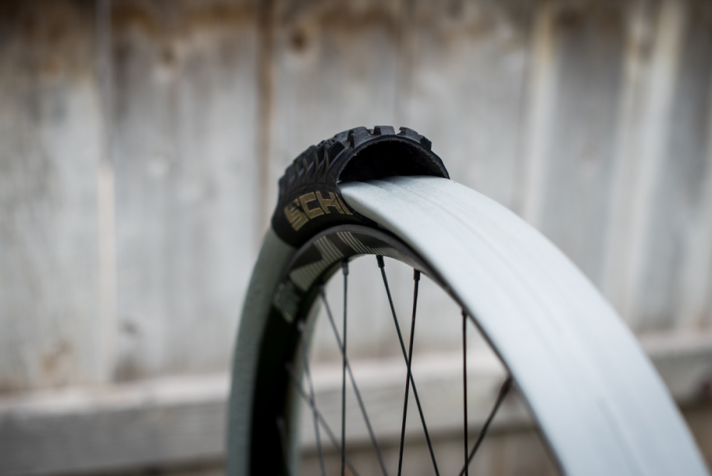 CushCore Plus 650B. 2 x Inserts 650B Plus, 2 x Tubeless Air Valve Tubeless.