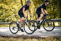 Fidlock TWIST Trinkflasche 590 ml, Set (mit Bottle Connector und Bike Base). Transparent Black.