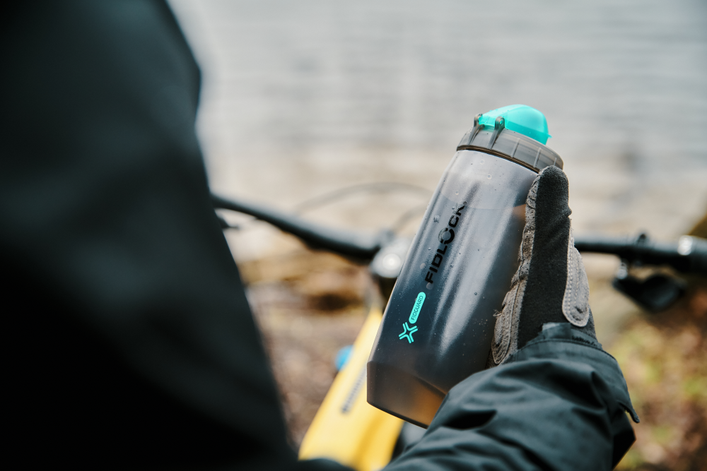 Fidlock TWIST Trinkflasche 590 ml antibakteriell, Set (mit Bottle Connector und Bike Base). Transparent Blac