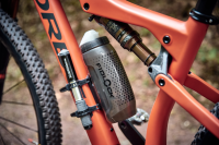 Fidlock TWIST Trinkflasche 590 ml, Set (mit Bottle Connector und Uni Base). Transparent Black.