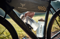 Fidlock TWIST Trinkflasche 590 ml, Set (mit Bottle Connector und Bike Base). Transparent White.