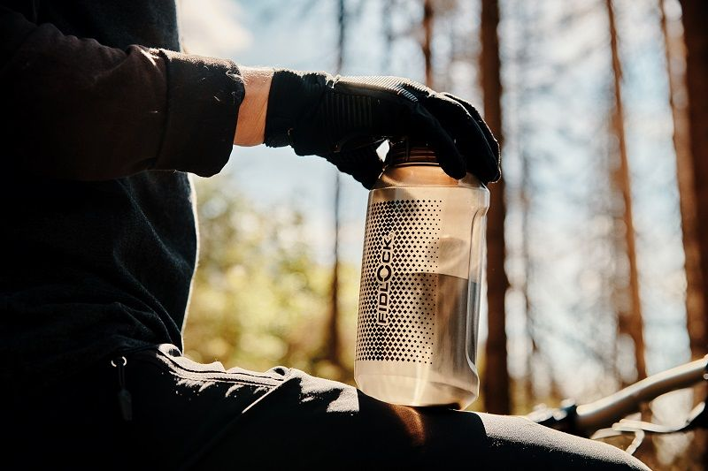 Fidlock TWIST Trinkflasche 750 ml Compact, Set (mit Bottle Connector, mit Bike Base). Transparent Black.