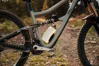 Fidlock TWIST Trinkflasche 750 ml Compact, Set (mit Bottle Connector, mit Bike Base). Transparent White.