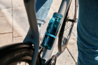 Fidlock TWIST Trinkflasche 700 ml Life, Set (mit Bottle Connector, mit Bike Base). Clear Dark Blue.